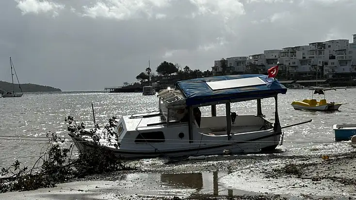 Bitez Sahili’nde fırtına: tekneler sulara kapıldı