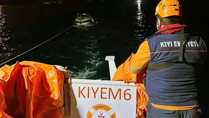 Bodrum açıklarında sürüklenen tekne kurtarıldı