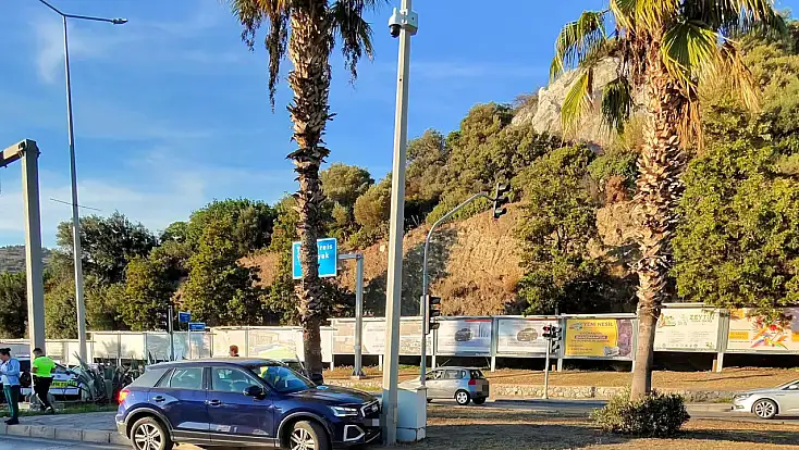 Direksiyon başında telefona baktı refüje çıktı!