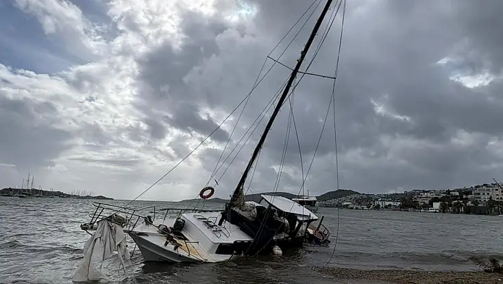 Fırtına vurdu Gümbet’te tekneler alabora oldu