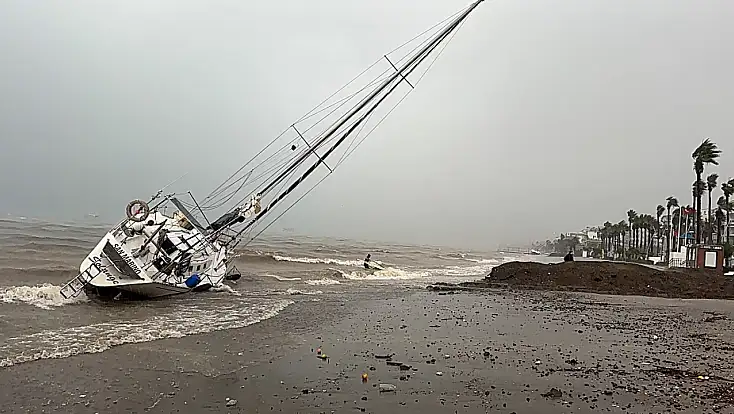 Fırtınada karaya vuran yelkenliler kaldırılıyor