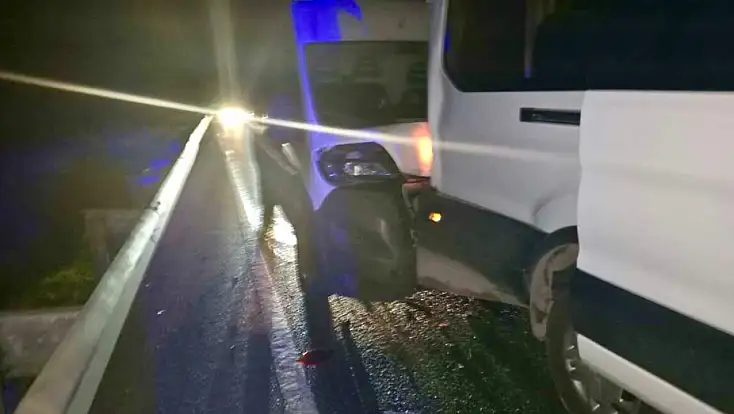 İşçi servisine kamyonet çarptı