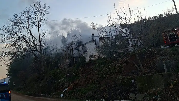 Korkutan yangın: Müstakil ev kül oldu