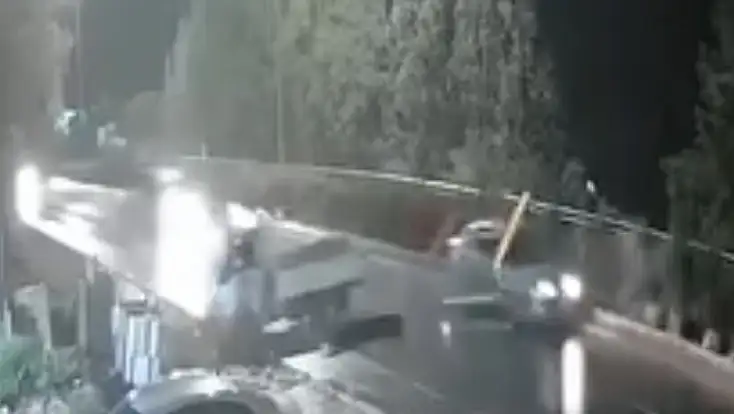 Kanala giren pikabın kaza anı kameralara yansıdı