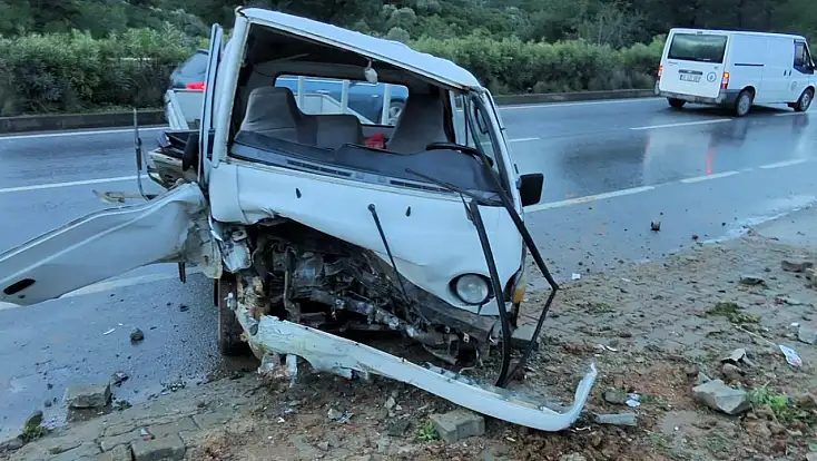 Pikap kanala girdi kopan parça başka araca çarptı