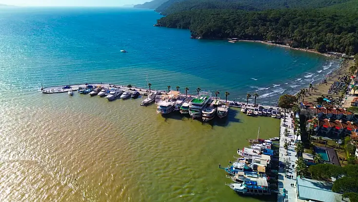 Sağanak ve fırtına denizi kahverengiye bürüdü