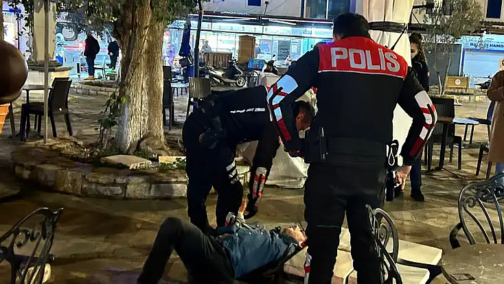 Sandalyelerin arasında yatan şahıs panik yarattı