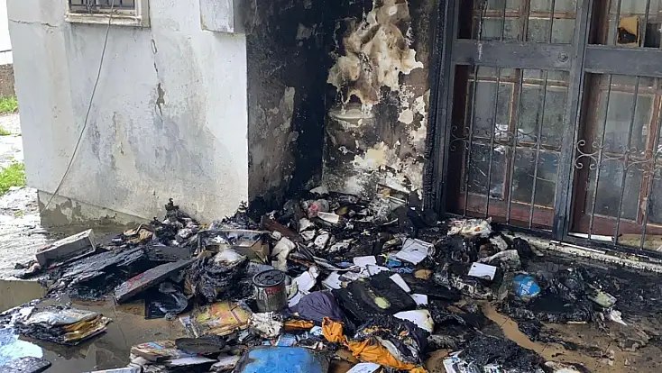 Şüpheli yangın balkondaki kitaplar alev alev yandı