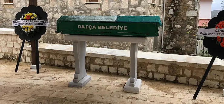 Evinde ölü bulunan doktor toprağa verildi