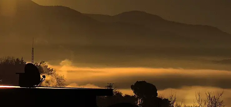 Gün doğumunda sisin çizdiği manzara