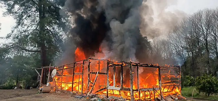 Hasır ev alevlere teslim oldu