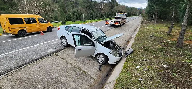 İki otomobil çarpıştı 2 yaralı