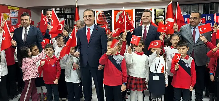 İkinci dönemin ilk dersi Bayrak sevgisi oldu