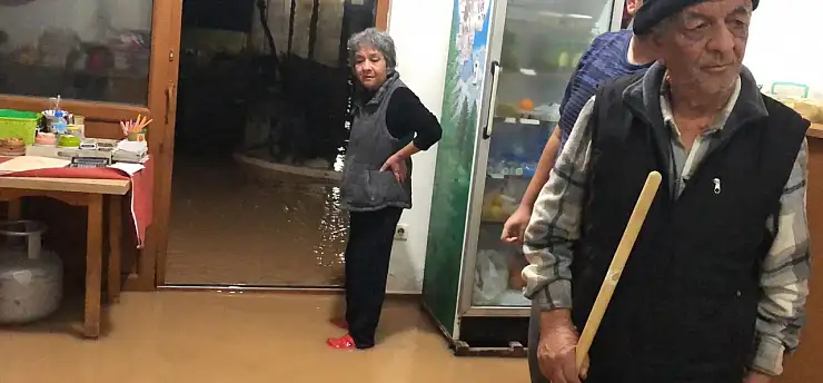 İşyerine su basan esnaf  tepki gösterdi