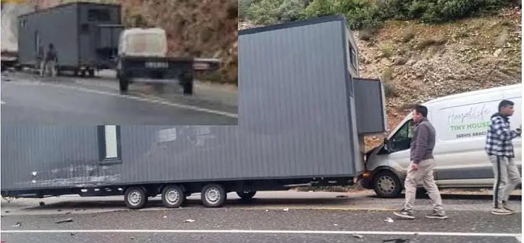 Jeep, Tiny House taşıyan araca çarptı