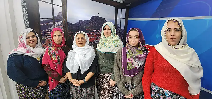 Kadın gazeteciler Zeynep Güneş'in yanında