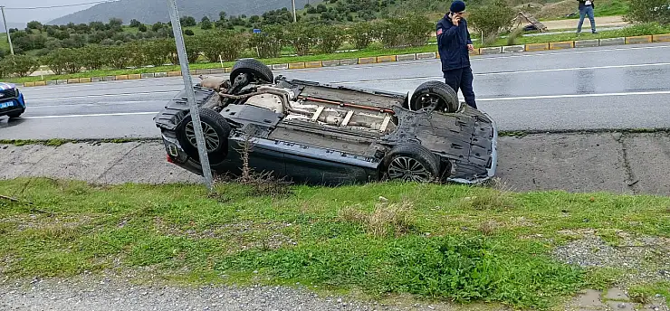 Kontrolden çıkan araç ters döndü