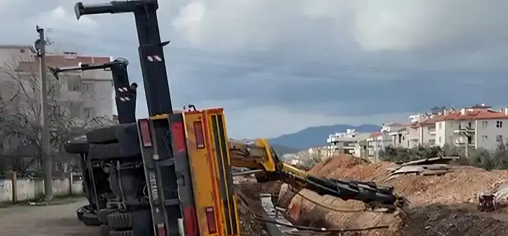 Korku dolu anlar Belediye çalışmasında vinç devrildi