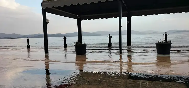 Köyceğiz Gölü taştı, kordon sular altında kaldı