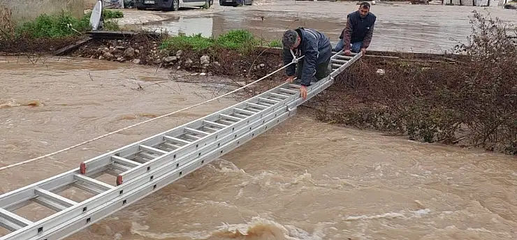 Mahsur kalan vatandaşları itfaiye ekipleri kurtardı
