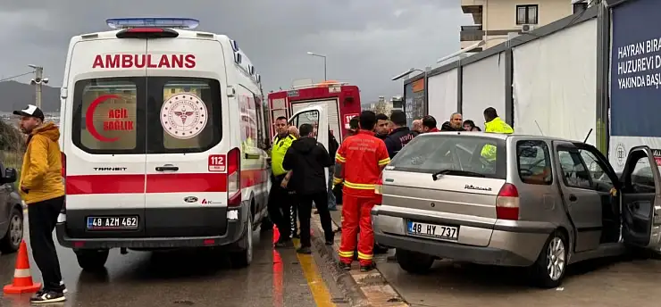 Otomobil duvara çarptı: 1 ölü 2 yaralı