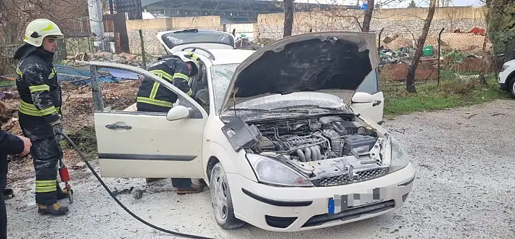 Park halindeki otomobil alev aldı