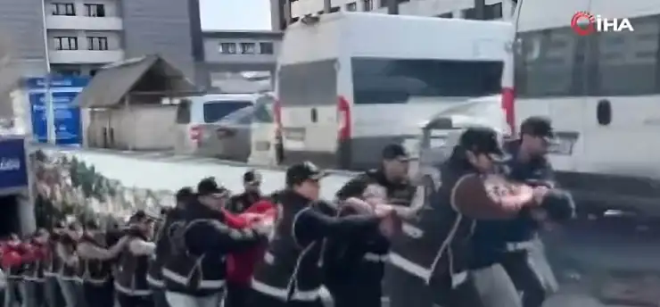 Şafak baskınıyla 35 kişilik çete çökertildi