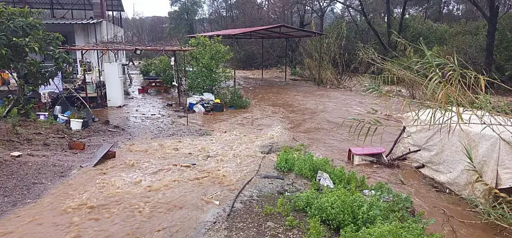 Sağanak felaketi dereler taştı ev ve seralar sular altında