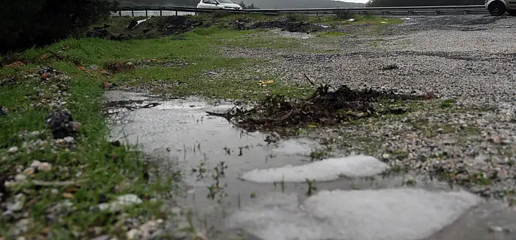 Sağanak yağmur ile birlikte dolu yağdı