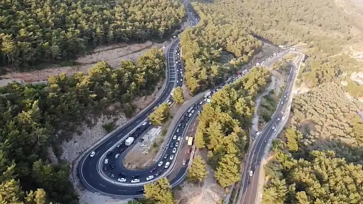 15 Kilometrelik Araç Kuyruğu Dron ile Görüntülendi