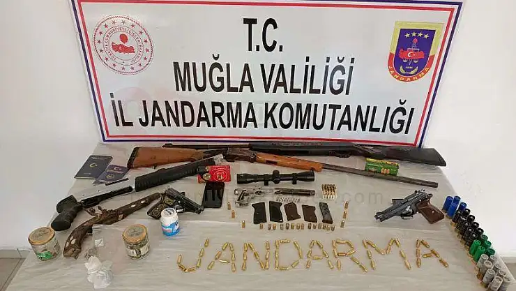 2 Şüpheli Şahsın Evlerinde Çeşitli Silah ve Uyuşturucu Madde Bulundu