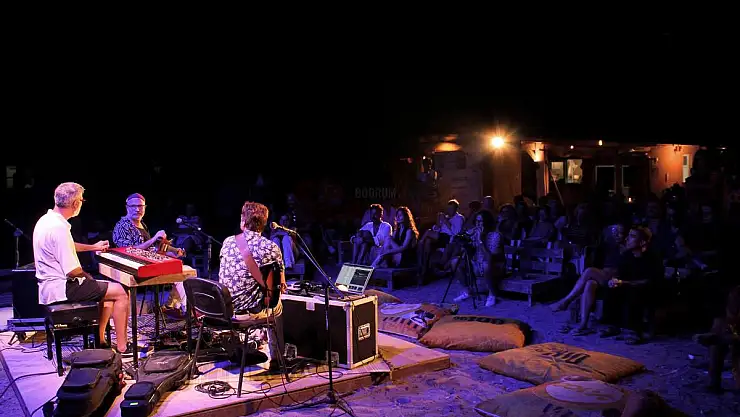'2+1: Sounds From The Bridge', Gümüşlük  Sahilindeydi
