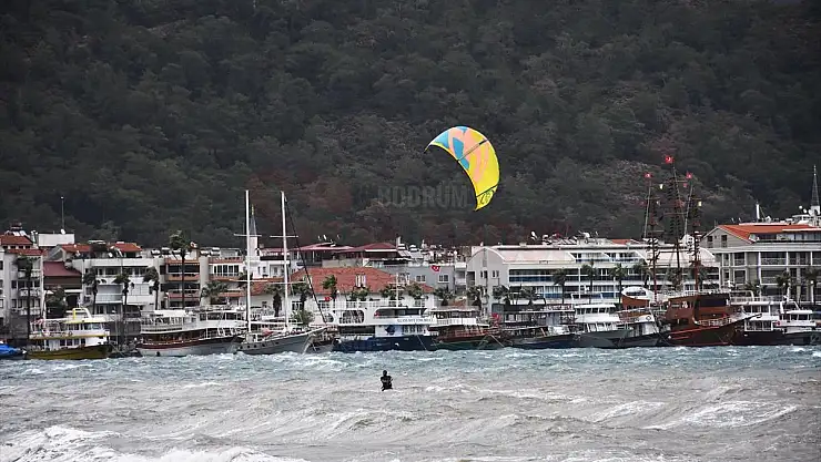 Adrenalin Tutkunları Güneyden Esen Rüzgarla Sörf Yaptı