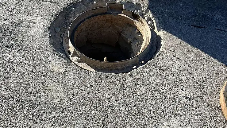 Ağzı Açık Bırakılan Kanalizasyon Çukuruna Düştü
