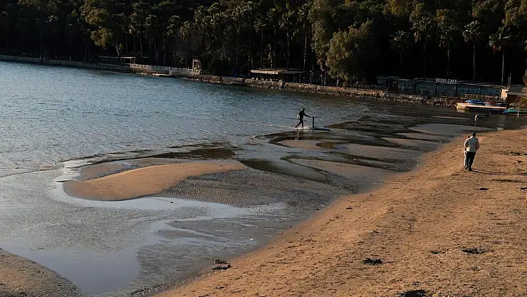 Akyaka'da Deniz Suyu 12 Metre Çekildi