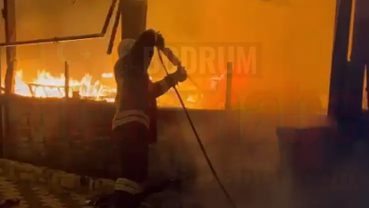 ALEV ALEV YANAN İŞYERİ KÜLE DÖNDÜ