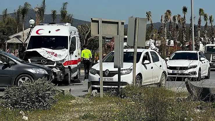 Ambulans ile Kamyonet Çarpıştı: 3 Yaralı