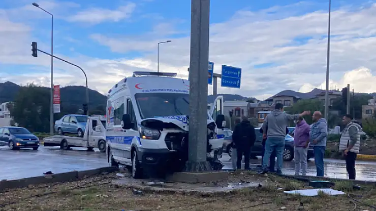 Ambulans Sürücüsü Kazada Yaralandı