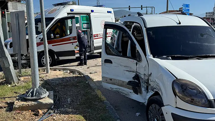 Ambulansla ticari araç çarpıştı 2 yaralı