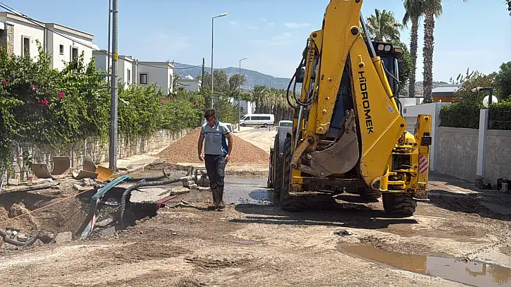 Ana hat patladı! Cadde sular altında kaldı!
