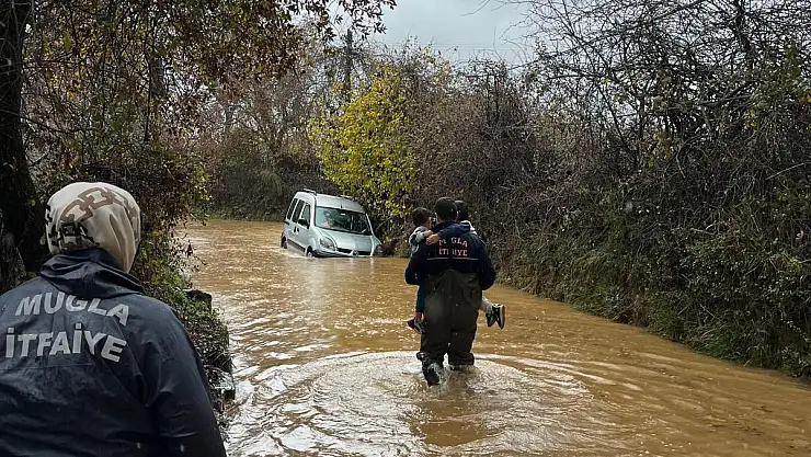 Araç İçinde Mansur Kalan Aile  Kurtarıldı