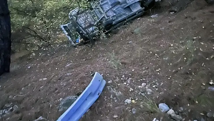 Araç uçuruma yuvarlandı