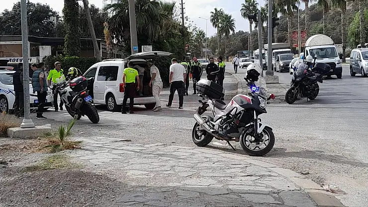 Aranan Şahıslar Trafikte Makas Atınca Yakalandı