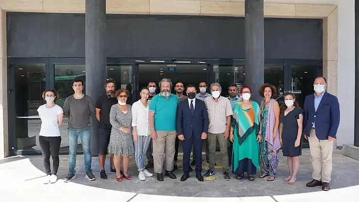 Aras, şehir tiyatrosu ekibiyle bir araya geldi