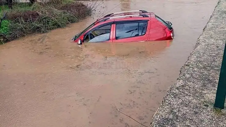 Aşırı Yağış Sonrası Ovayı Su Bastı, Araç Su Altında Kaldı