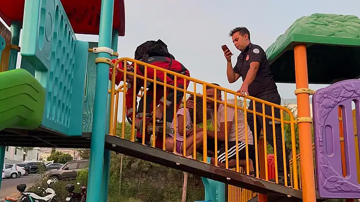 Ayağı Korkuluklara Sıkışan Küçük Kız Korku Dolu Anlar Yaşadı
