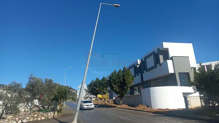 Aydınlatma Direği Tehlike Saçıyor