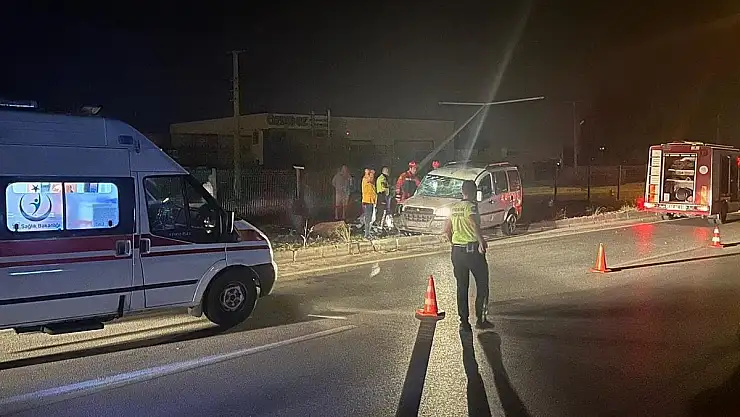 Aydınlatma Direğine Çarpan Araç Sürücüsü Hayatını Kaybetti