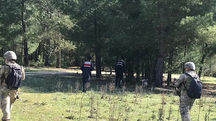 Baba ve oğlunu öldürdüğü öne sürülen zanlı, komandolar tarafından ormanlık alanda aranıyor
