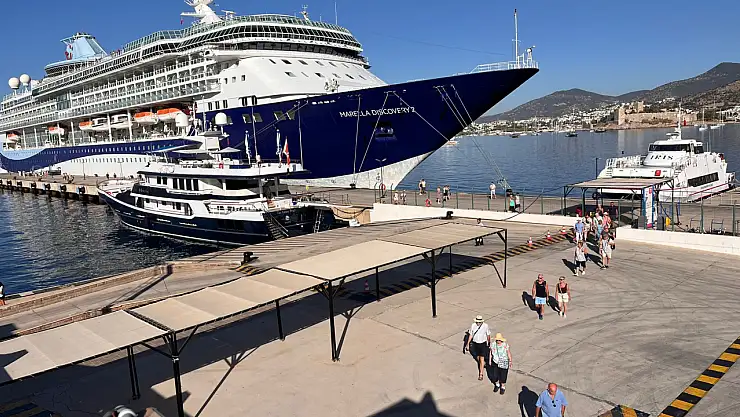 Bahama bayraklı Marella Discovery Bodrum limanı'nda